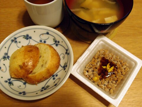 パンとお味噌汁と納豆と焙じ茶の和洋折衷な朝食
